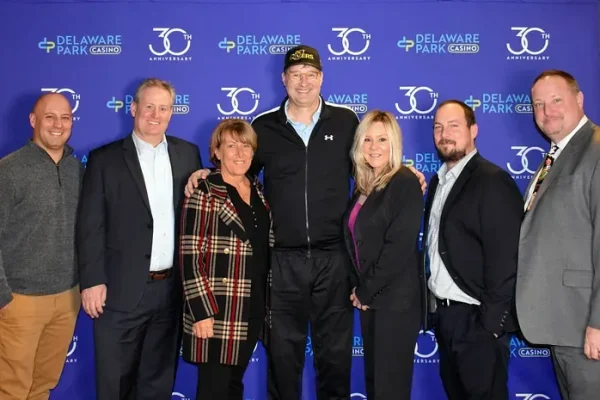 Phil Hellmuth Played Poker With Fans At Delaware Park - CodigoPoker