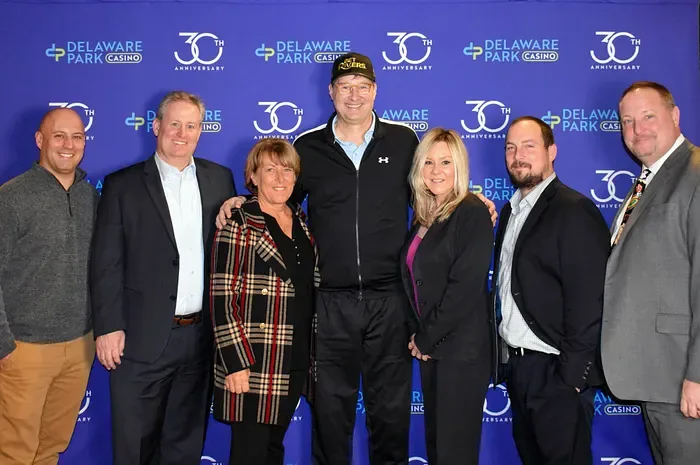 Phil Hellmuth Played Poker With Fans At Delaware Park - CodigoPoker
