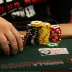 Enter late or from the first hand? The poker dilemma