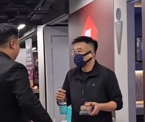 A player took the chips from a tournament to the bathroom and ended up disqualified