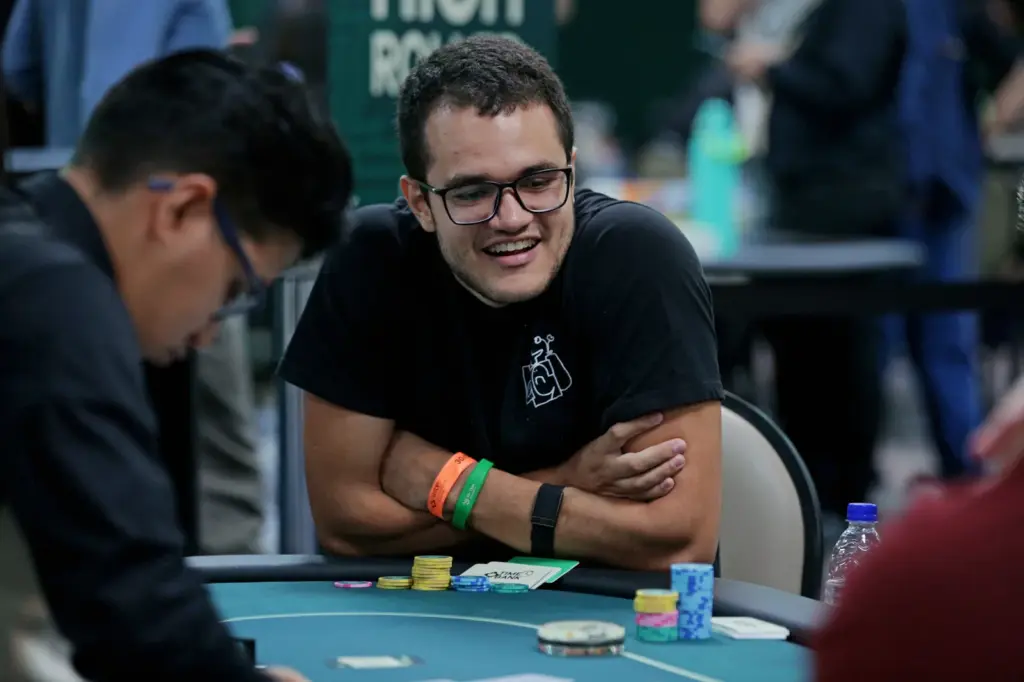 Carlos Serrano avanzó entre los mejores del Invitational de BSOP Winter