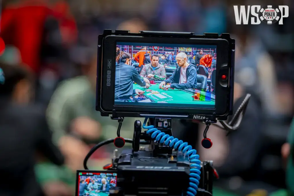 Del sillón al brazalete: la historia que demuestra el poder de la TV en el poker